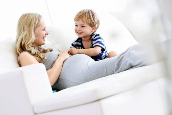 5 Kiat Siapkan Si Sulung Menerima Kehadiran Adik Bayi 3 Kehamilan-anak-kedua.-Mother-How