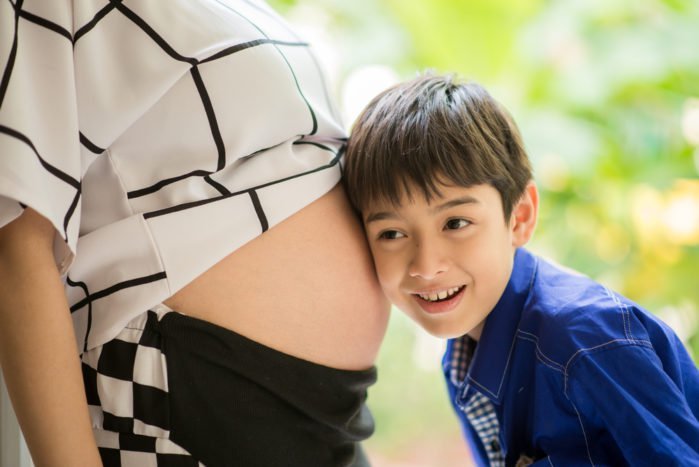 5 Kiat Siapkan Si Sulung Menerima Kehadiran Adik Bayi 2 mempersiapkan-anak-pertama-untuk-punya-adik