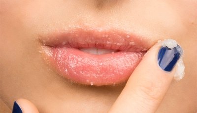 Cara Mudah Singkirkan Bibir Kering dan Pecah-pecah
