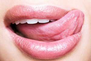 Cara Mudah Singkirkan Bibir Kering dan Pecah-pecah