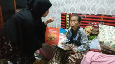 Berbagi Berkah dengan Jompo Dhuafa di Bandung