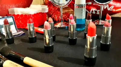 Tekstur Ekstra Creamy dalam Satu Pulasan Colour Stylist Ultimate Lipstik