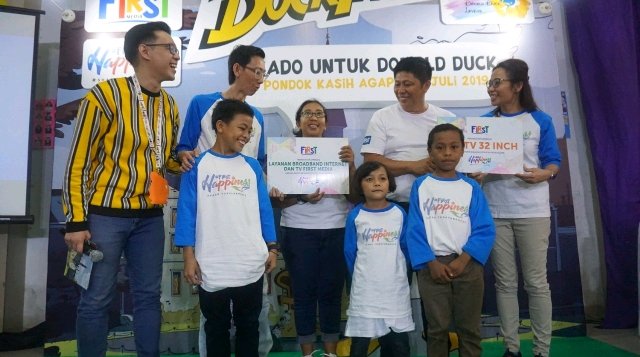 First Media Ajak Donal Duck Hibur Anak Panti Pondok Kasih Agape