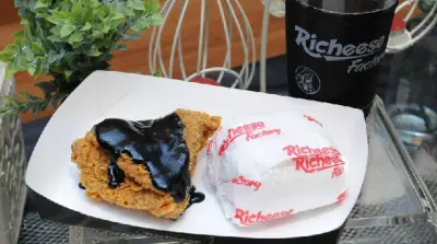 Richeese Black, Sensasi Menu Serba Hitam yang Menggugah Selera