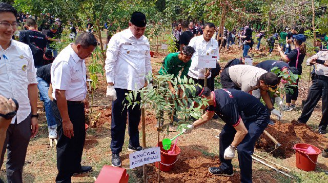 Bank DBS Tanam 1.650 Pohon di Bekasi