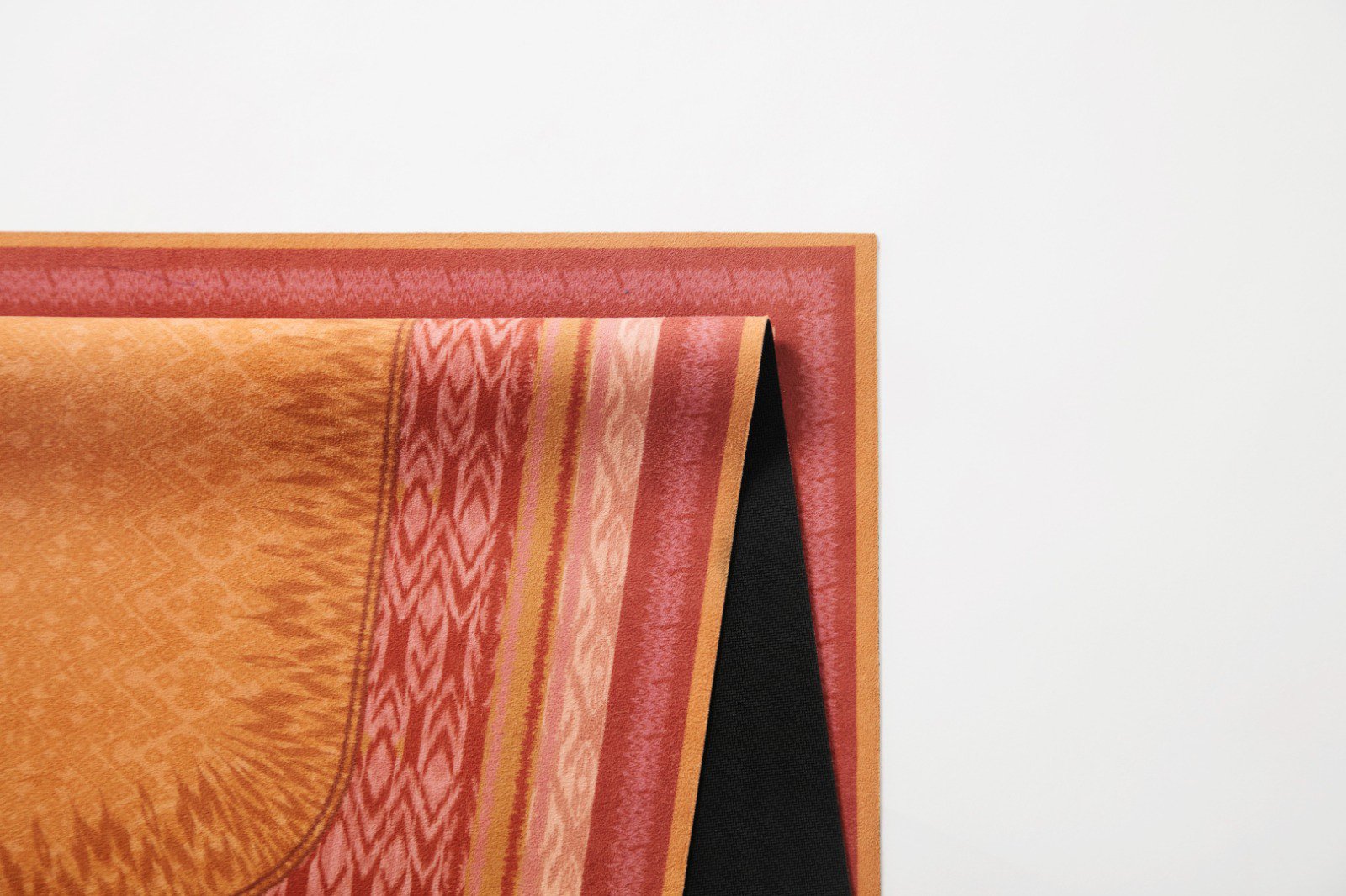 Keindahan Motif Tenun Ikat Indonesia Sebagai Sajadah Premiun 3 Keindahan Motif Tenun Ikat Indonesia Sebagai Sajadah Premiun