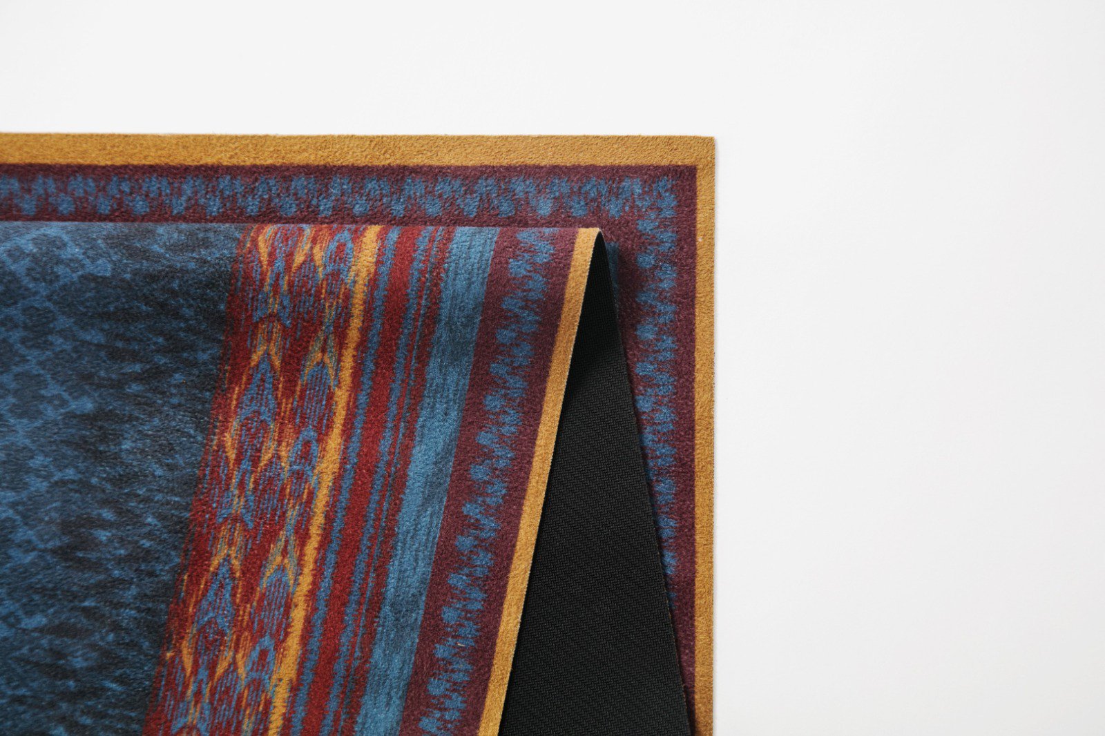 Keindahan Motif Tenun Ikat Indonesia Sebagai Sajadah Premiun 2 Keindahan Motif Tenun Ikat Indonesia Sebagai Sajadah Premiun