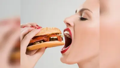 Tips Menghindari Emotional Eating Saat Stres