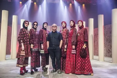 Usung Tema Etnik, Itang Yunasz dan 2 Desainer Ini Membuka Modest Fashion ISEF 2020