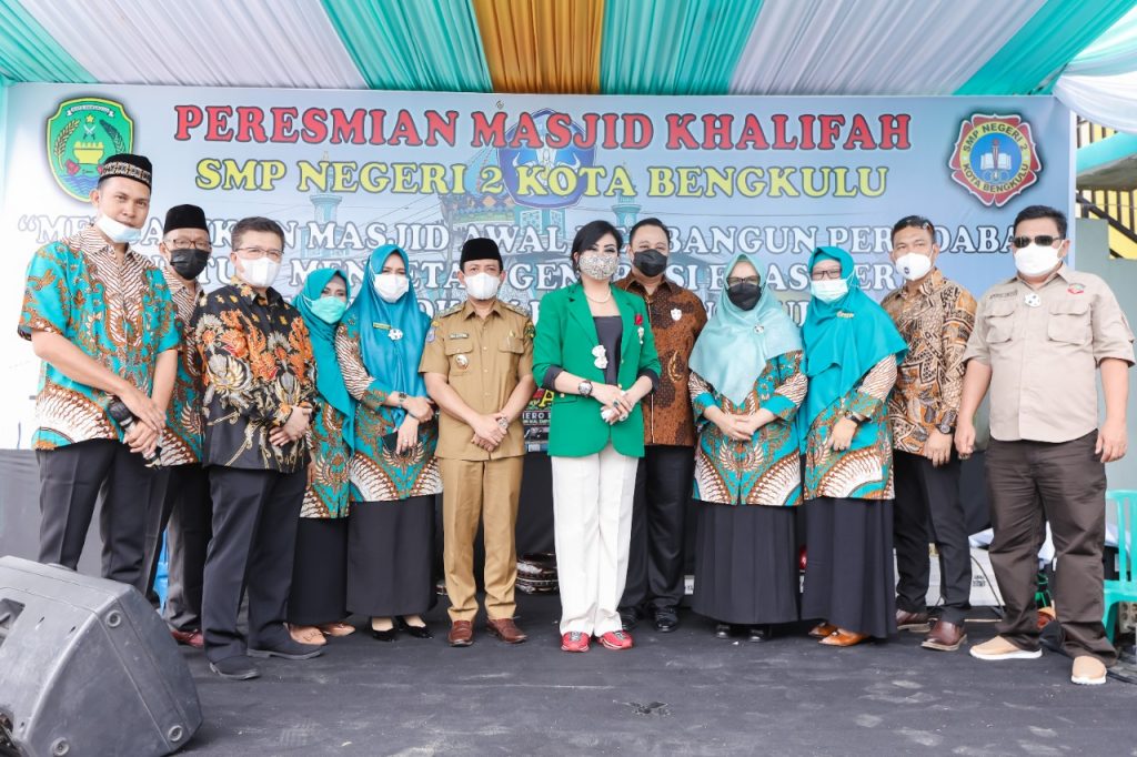 Maya Miranda Bangun Masjid Megah di Kampung Halaman