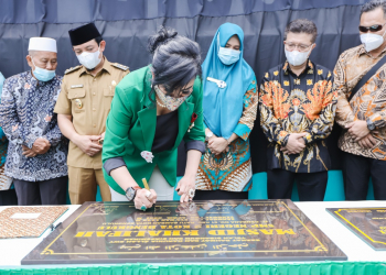 Maya Miranda Bangun Masjid Megah di Kampung Halaman