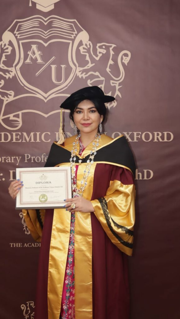 Deby Vinski Sabet Gelar Profesor Kehormatan dari Persatuan Akademik Oxford 2 Deby Vinski Sabet Gelar Profesor Kehormatan dari Persatuan Akademik Oxford