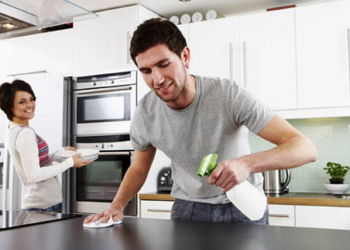 Ilustrasi pasangan saling berbagi tugas pekerjaan rumah/Istimewa/net