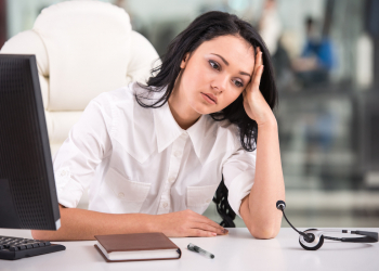 Ilustrasi seorang karyawan stres karena di PHK - Womanindonesia.co.id