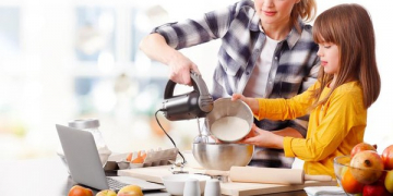 Melibatkan Anak di Dapur untuk Menjalin Kedekatan dengan Anak