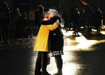 Dua perempuan berpelukan dan saling memaafkan kesalahan/pixabay