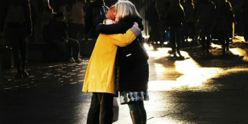 Dua perempuan berpelukan dan saling memaafkan kesalahan/pixabay