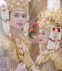 Baju-baju Tradisional Indonesia Yang Terkenal 5 Baju-baju Tradisional Indonesia Yang Terkenal