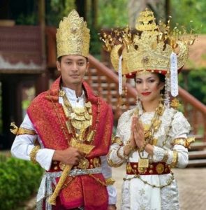 Baju-baju Tradisional Indonesia Yang Terkenal 6 Baju-baju Tradisional Indonesia Yang Terkenal