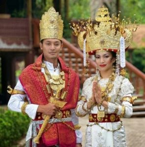 Baju-baju Tradisional Indonesia Yang Terkenal