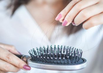 Kenali Penyebab Rambut Rontok yang Berlebihan