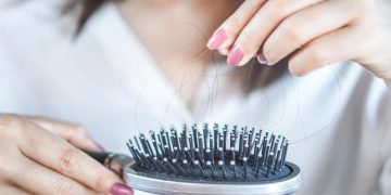 Kenali Penyebab Rambut Rontok yang Berlebihan