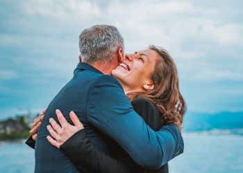 Pelukan Dapat Mengurangi Stress, Ini Penjelasannya