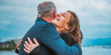 Pelukan Dapat Mengurangi Stress, Ini Penjelasannya