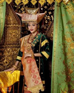 Baju-baju Tradisional Indonesia Yang Terkenal 3 Baju-baju Tradisional Indonesia Yang Terkenal