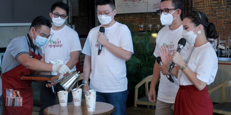 NgopiMembumi Kolaborasi Foopak dan Anomali mengajak mpenikmat kopi untuk mencintai lingkungan dengan mengurangi penggunaan sampah plastik/istimewa