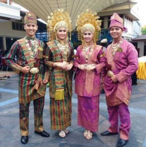 Baju-baju Tradisional Indonesia Yang Terkenal 14 Baju-baju Tradisional Indonesia Yang Terkenal