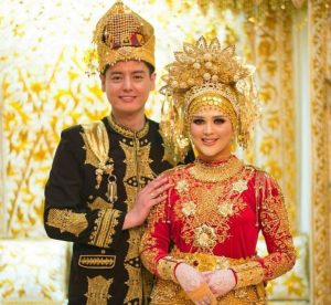 Baju-baju Tradisional Indonesia Yang Terkenal 2 Baju-baju Tradisional Indonesia Yang Terkenal