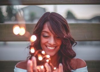 Foto: design by Canva/ Pemilik hati yang baik senyumnya akan bercahay