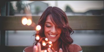 Foto: design by Canva/ Pemilik hati yang baik senyumnya akan bercahay