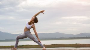 Tips Menghilangkan Stres Dengan Melakukan Beberapa Gerakan Yoga 5 Foto design by. Canva/ starch side pose