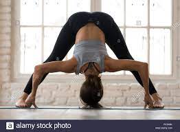 Tips Menghilangkan Stres Dengan Melakukan Beberapa Gerakan Yoga 4 Foto doc. yogajournal.com/wide standing forward pose