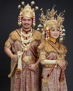 Baju-baju Tradisional Indonesia Yang Terkenal