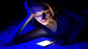 Bahaya Blue Light Pada Gadget Terhadapa Kesehatan Kulit Wajah