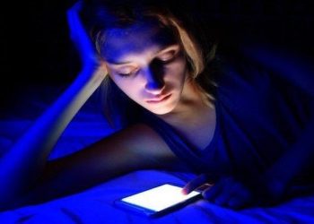 Bahaya Blue Light Pada Gadget Terhadapa Kesehatan Kulit Wajah