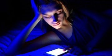 Bahaya Blue Light Pada Gadget Terhadapa Kesehatan Kulit Wajah