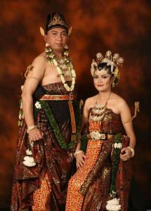 Baju-baju Tradisional Indonesia Yang Terkenal