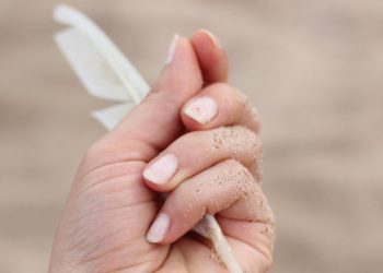 Bahaya yang Mengintai di Balik Kuku Panjang