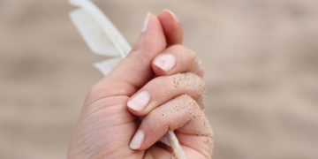 Bahaya yang Mengintai di Balik Kuku Panjang