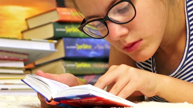 Hari Kunjungan Perpustakaan: Tips Mengajarkan Anak Sejak Dini Agar Gemar Membaca Buku
