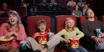 Usia Berapa Tahun Anak Diperbolehkan Nonton Film di Bioskop?