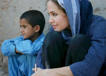 Hari Perdamaian Internasional: Perjalanan Angelina Jolie Didapuk Sebagai Duta Unicef 22 Hari Perdamaian Internasional: Perjalanan Angelina Jolie Didapuk Sebagai Duta Unicef