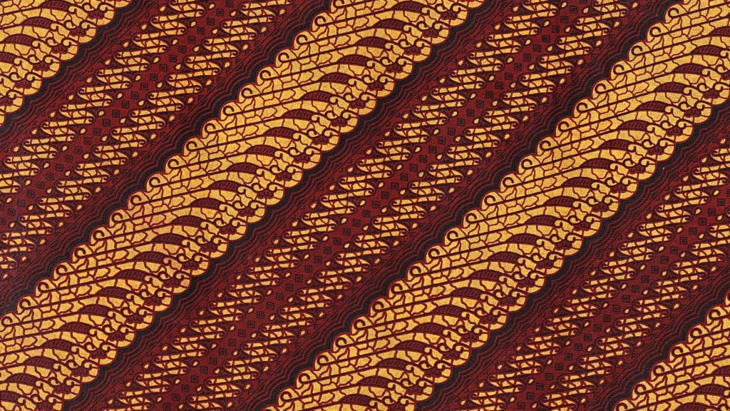 15 Motif Batik Nusantara yang sangat Terkenal beserta Filosofinya 2 Batik Parang Kusumo dari Solo. design by. Canva