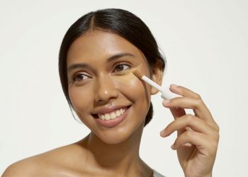 5 Alasan Face Concealer Wajib Ada di Tas Makeup Kamu