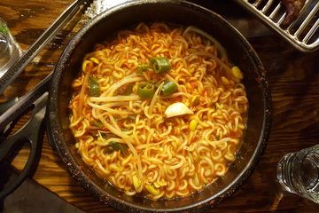 Makanan Khas Korea yang Sudah Menjamur di Indonesia 7 Makanan Khas Korea yang Sudah Menjamur di Indonesia
