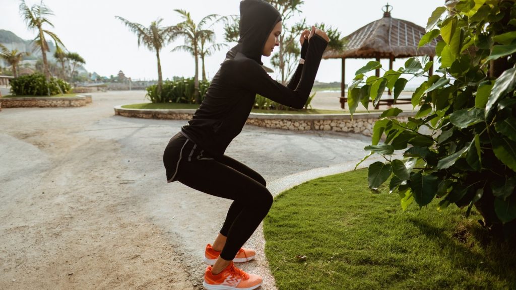 Foto : ilsutrasi sedang melakukan salah satu gerakan body-weight di lokasi liburan edit by. Canva